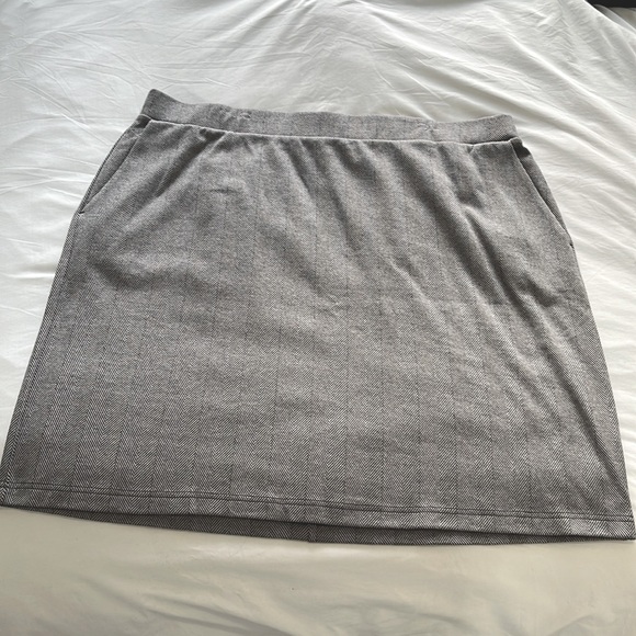 Lands’ End Plus Size Grey Houndstooth Skirt - Picture 1 of 4